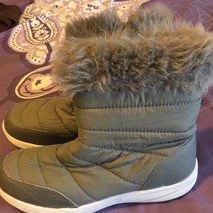 Size 7 Women’s Gray Snow Boots